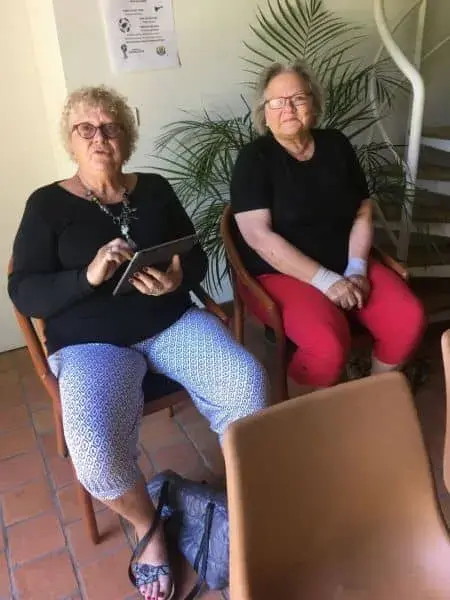 Deux personnes assises en intérieur