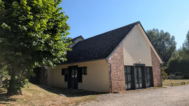 Bâtiment communal à l'ombre des grands arbres