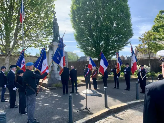 Cérémonie au monument aux morts, porte-drapeaux et participants