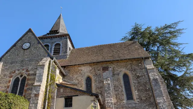 Le clocher de l'église vu en contre-plongée