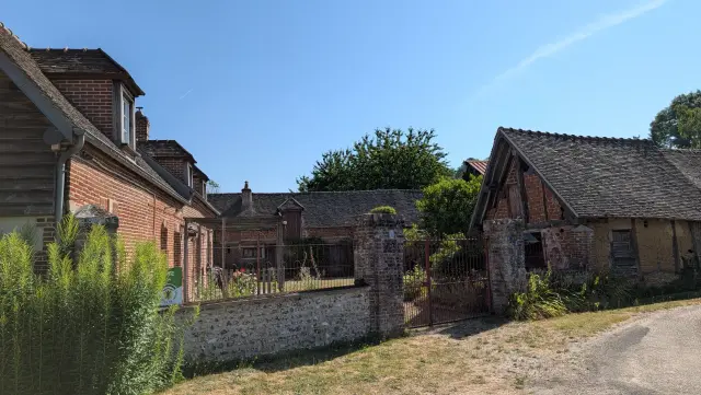 Corps de ferme ancien et ses dépendances en brique et colombages