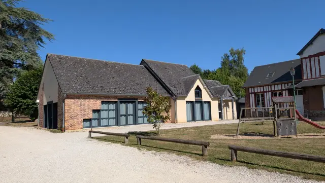 La cour de l'école et les bâtiments communaux en brique