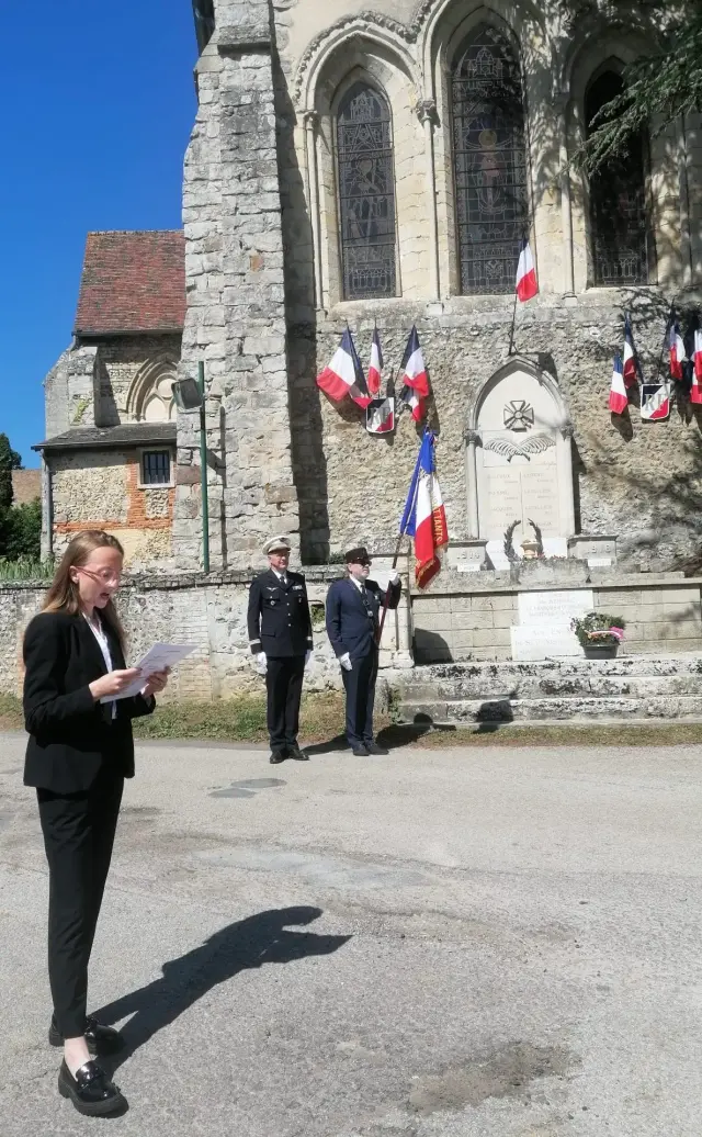 Lecture d'un discours devant le monument aux morts