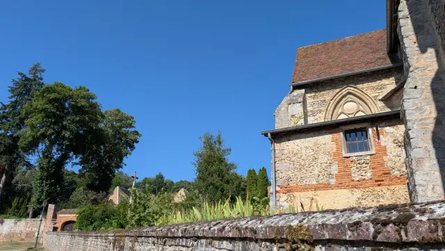 Le chevet de l'église, pierre et brique, vu depuis le cimetière