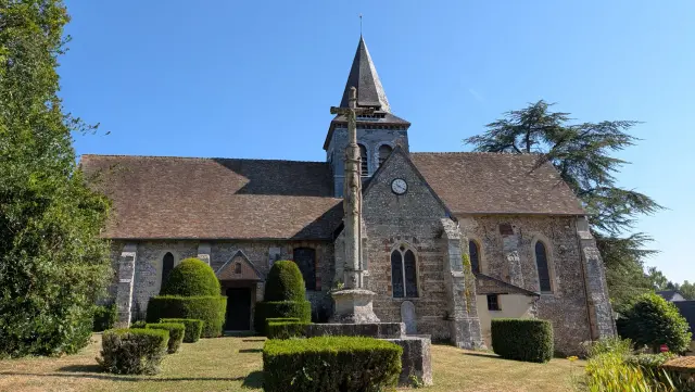 L'église Saint-Denis et ses ifs taillés, vue d'ensemble