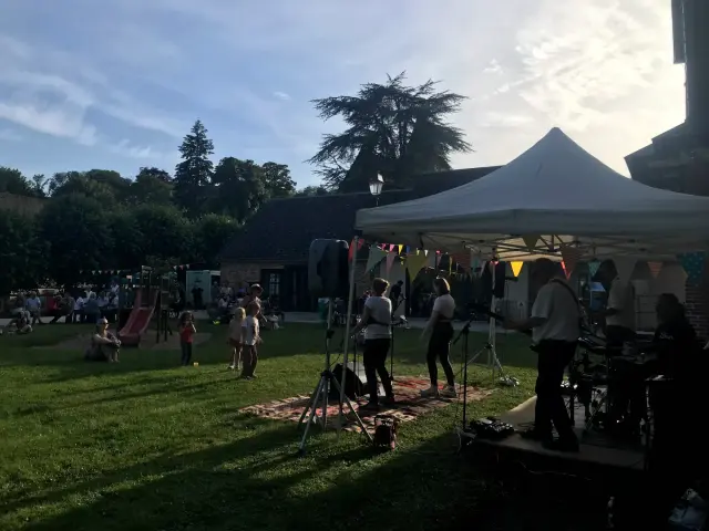 Fête de la Peinture : le barnum et la scène installés sous les grands arbres