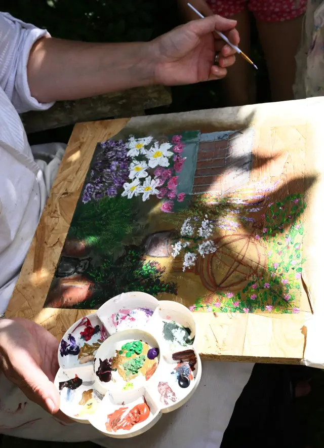 Peintre au travail : palette de couleurs et aquarelle en cours