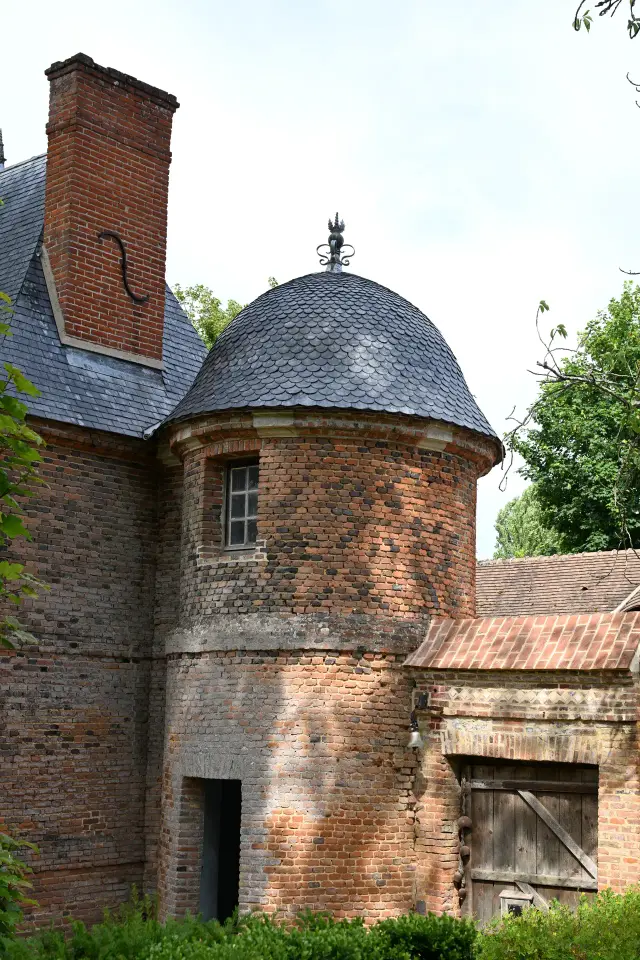 Tourelle en brique coiffée d'ardoise d'un bâtiment ancien