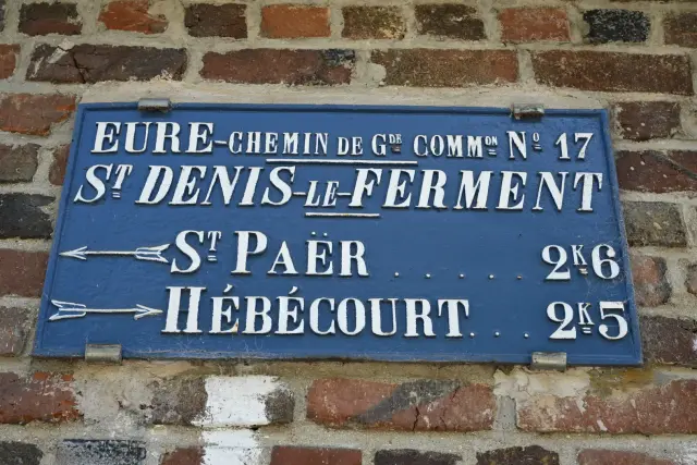 Plaque de chemin ancienne indiquant Saint-Paër et Hébécourt