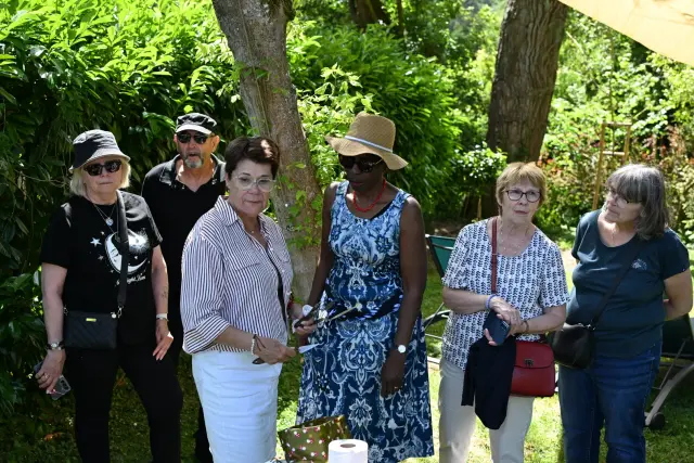 Groupe de visiteurs dans un jardin ombragé